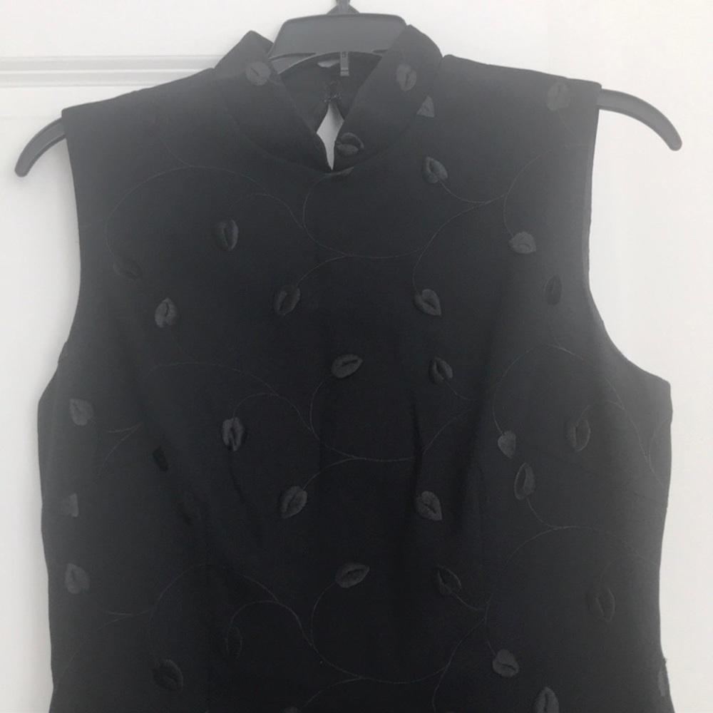 🆕 CACHE Mandarin Collar Embroidered Leaf Black Shift Dress - Picture 2 of 4